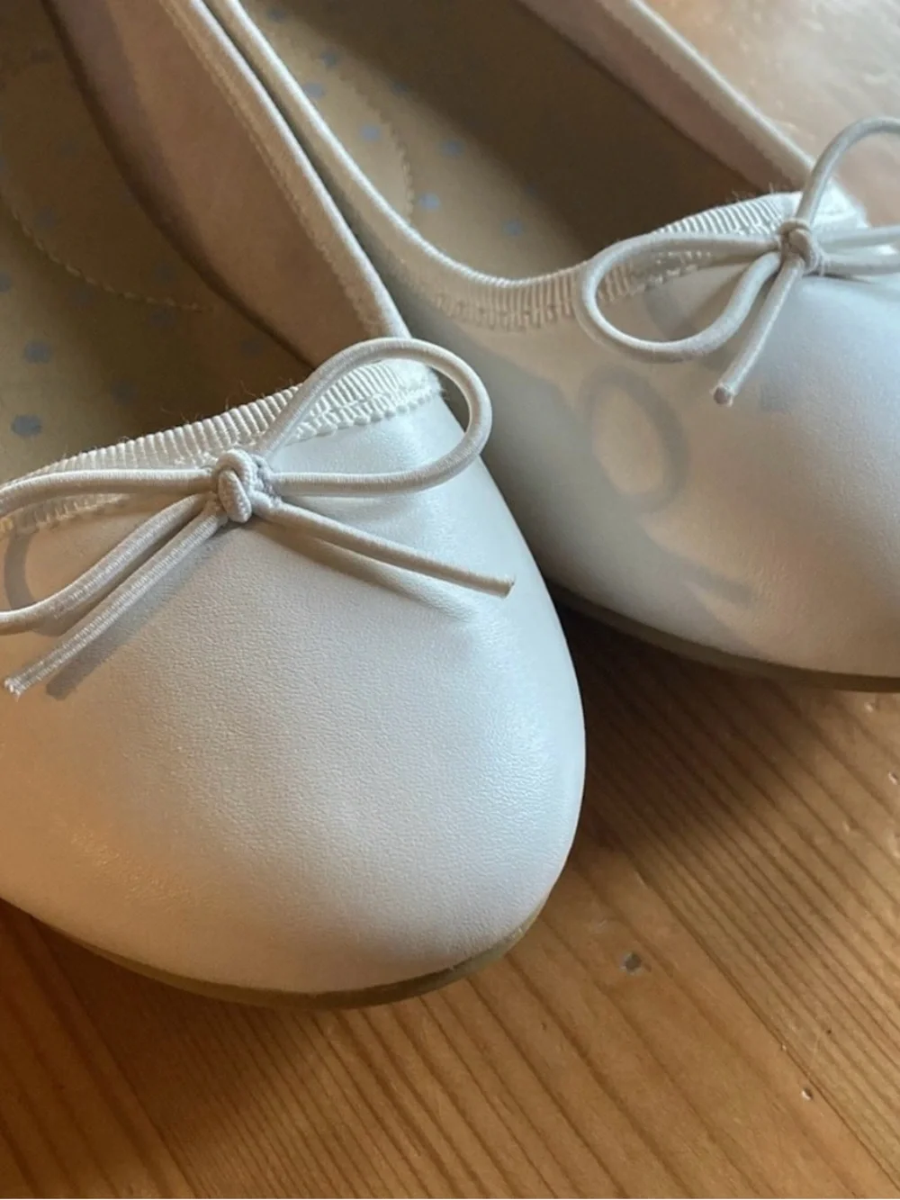 NWOT Cat & Jack White Slip-On Girls Shoes, Flats with small bow, size 2